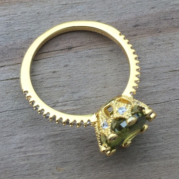Peridot w/ cz gold over silver queen crown ring - Picture 4 of 8